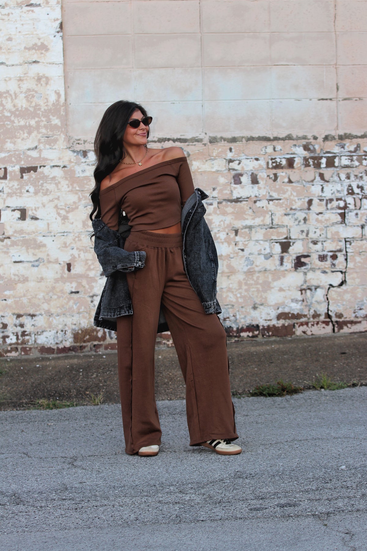 OFF-SHOULDER LONG SLEEVE CROPPED RIBBED KNIT TOP Brown