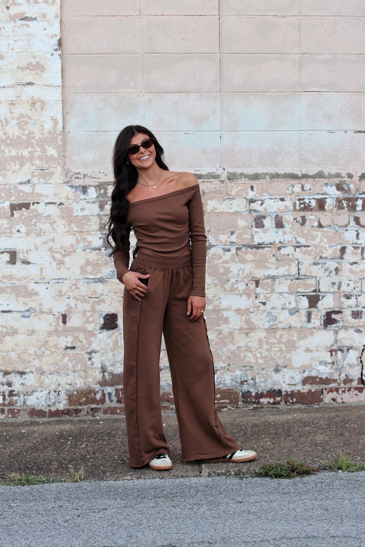 OFF-SHOULDER LONG SLEEVE CROPPED RIBBED KNIT TOP Brown